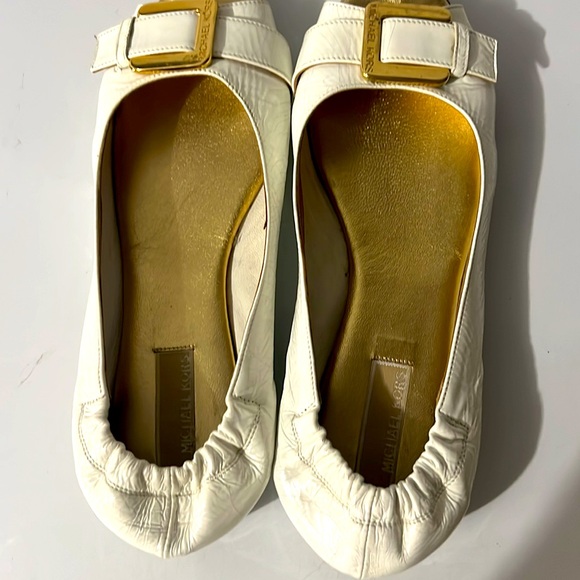 Preowned MICHAEL KORS peep toes flats. White. Size 7M. Made in Italy. - Picture 6 of 8